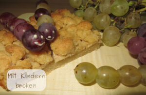 Apfelkuchen mit Streusel und Trauben