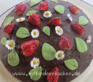 Canachetorte mit Erdbeeren, Gänseblümchen und Marzipanblättter, Kuchen für das Backen mit Kindern