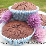 Muffins glutenfrei mit Schokolade und Nüssen und essbaren Blumen