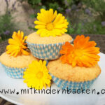 Muffins mit Ringelblumen, blumiger Kuchen, essbare Blüten