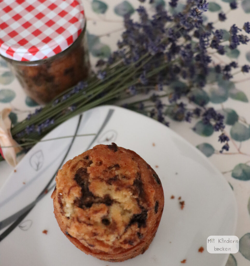 Ameisenkuchen im Glas gebacken auf einem Teller Lavendel Einmachglas