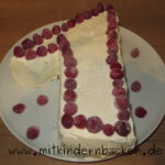 Geburtstagskuchen Torte mit Sahne und Himbeeren für 1. Geburtstag