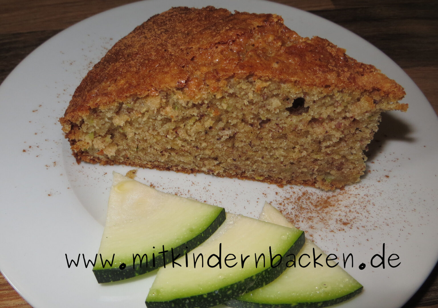 Zucchinikuchen mit Nüssen - Mit Kindern backen - mit Gemüse