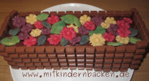 Einfacher Motivkuchen mit Marzipanblumen und -blättern und Kinderschokolade