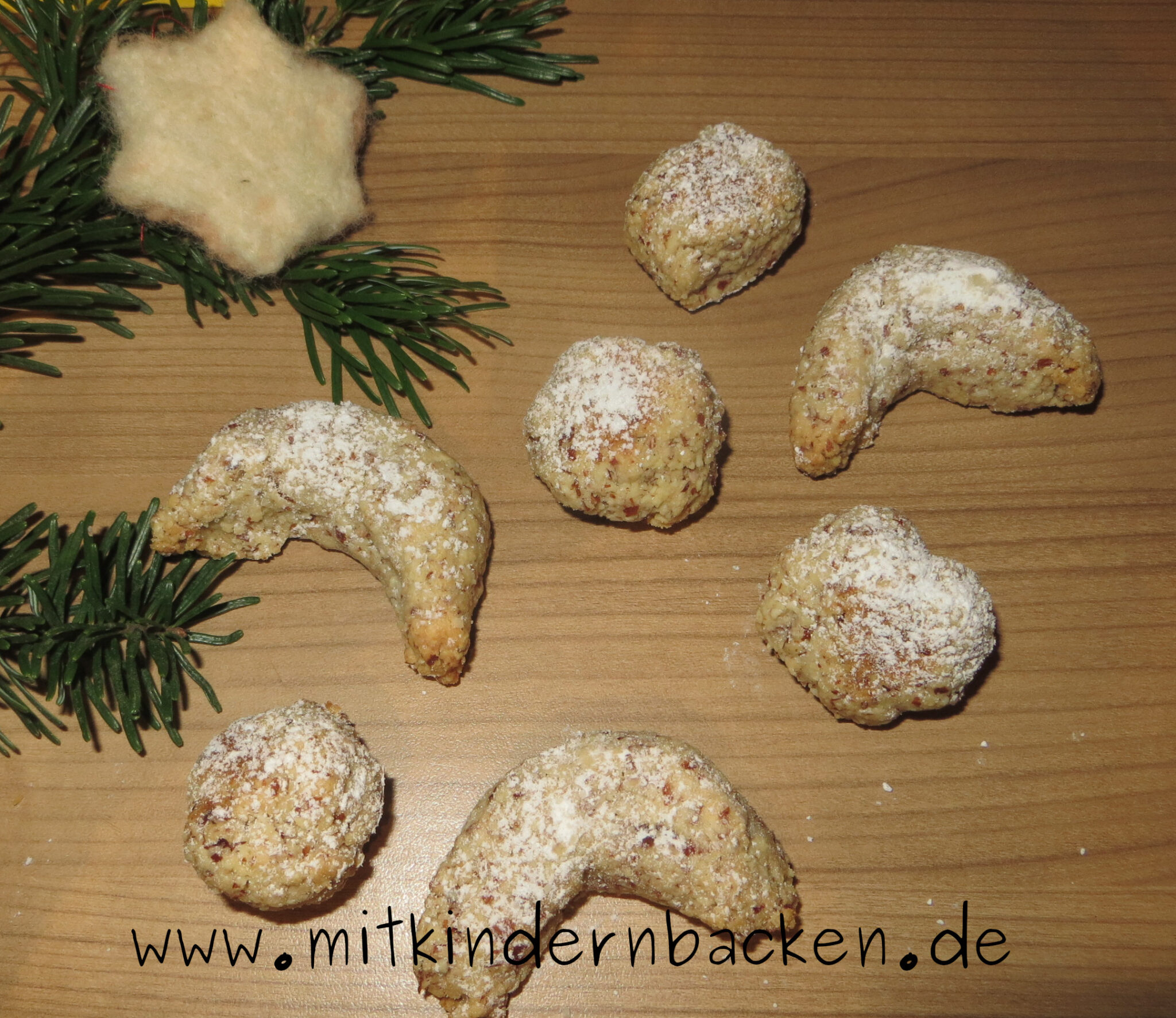 Vegane Nussbällchen und Vanillekipferl - Mit Kindern backen