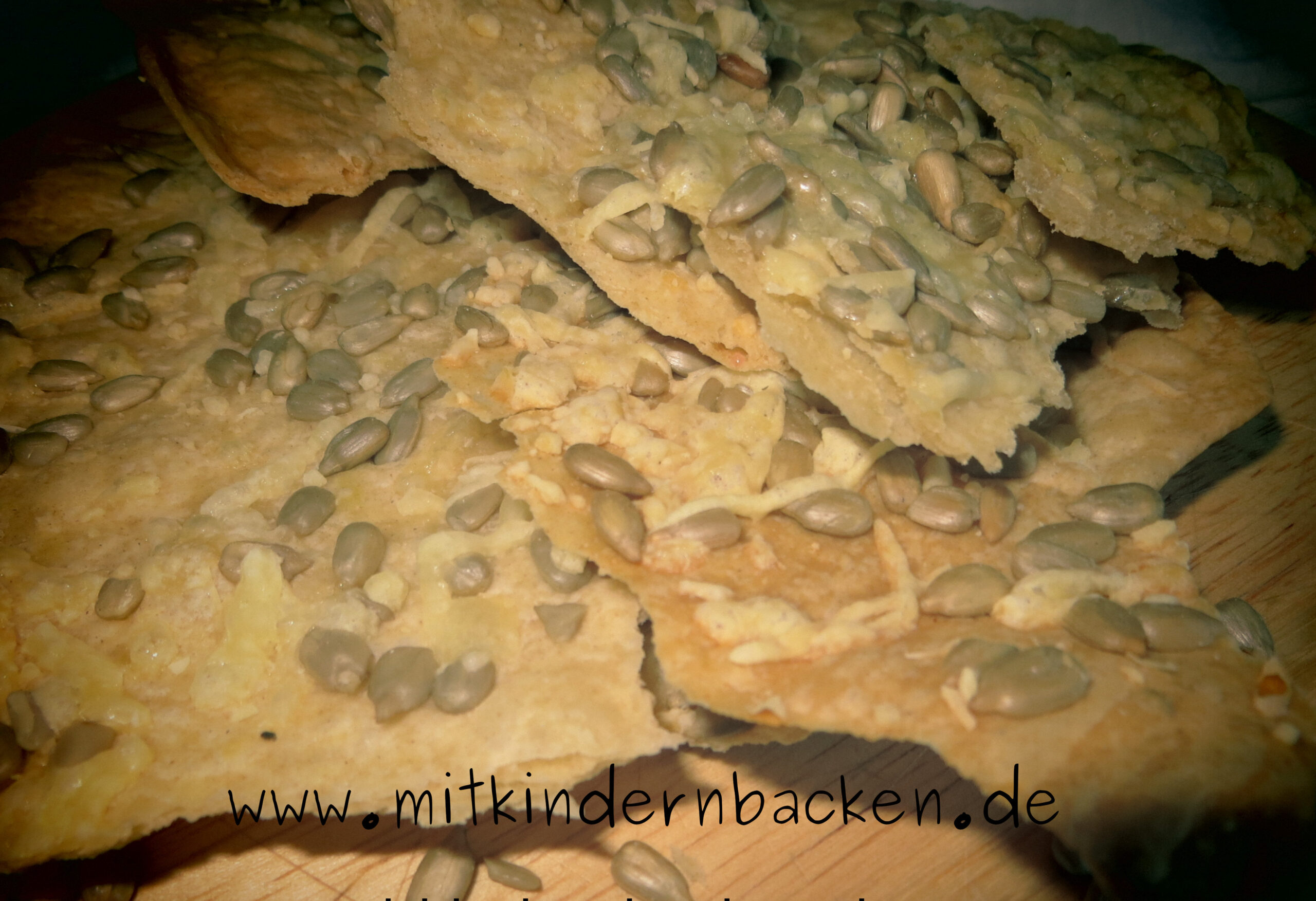 Knäckebrot mit Käse und Kernen - Mit Kindern backen