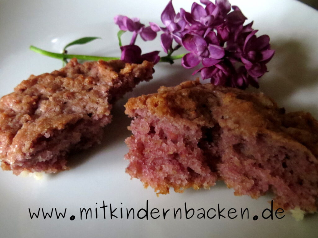 Eifreie Himbeermuffins mit rötlicher Färbung