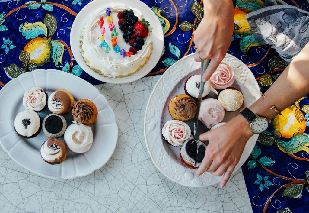 Cupcakes mit Sahne und Laktose auf Teller