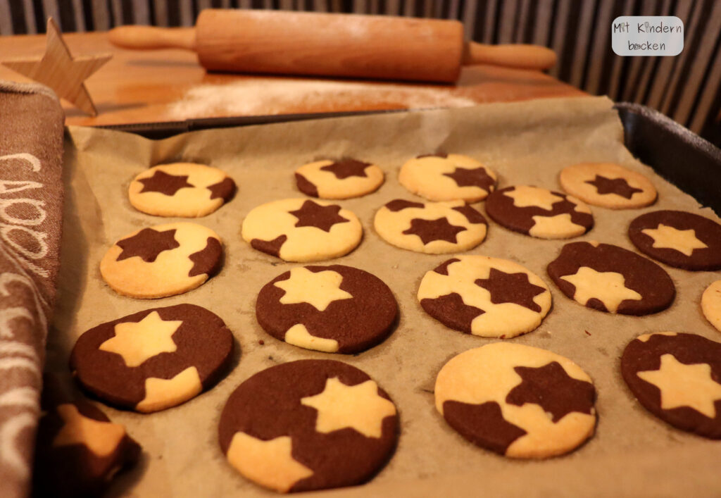 Mürbteigplätzchen mit schwarzen und weißen Sternen