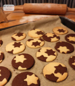 Ausstecher mit hellem und dunklem Mürbteig, Mürbteigplätzchen