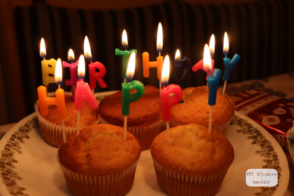 Brennende Geburtstagskerzen auf Muffins