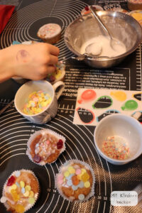 Muffins verzieren beim Kindergeburtstag