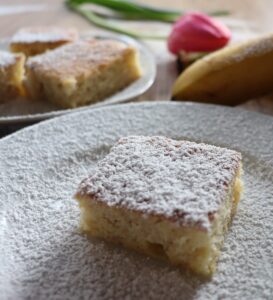 Blechkuchen Bananenkuchen Stück auf Teller schneller Kuchen für Kinder